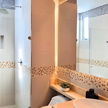 Recién Remodelado | 2 + Vista Espectacular Apartamento *
